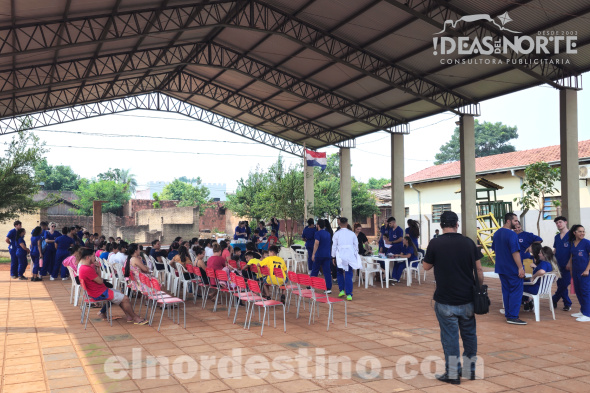 Universidad Central del Paraguay ofrece semanalmente atención médica gratuita y promoción de la Salud, además de entrega de medicamentos. Participan profesionales docentes, médicos y alumnos de los últimos años de la Carrera de Medicina. (Foto: Asesoría de Prensa de Universidad Central del Paraguay). 