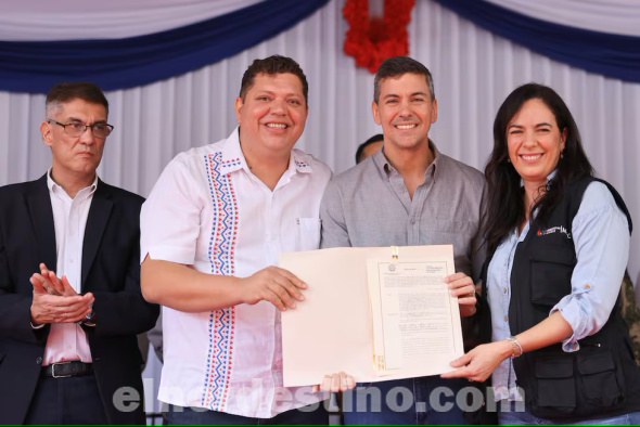 La ministra de Obras Públicas y Comunicaciones Claudia Centurión firmó un acuerdo con el gobernador de Amambay Juancho Acosta mediante el cual se consolida el contrato de adjudicación de la licitación para la construcción de la “Ruta de la Soberanía”. (Foto: MOPC).