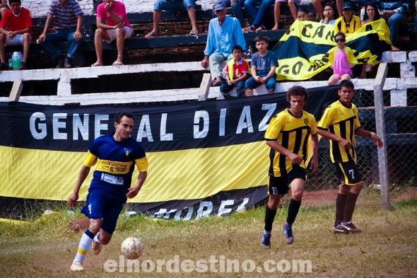 El volante Blas Ortíz tuvo un gran despliegue físico mientras estuvo en la cancha. Con gran panorama inicia un ataque observado por Amarilla y Florentín de General Díaz. Tuvo que salir del campo de juego por un corte en su rostro. (Foto: Diego Lozano).