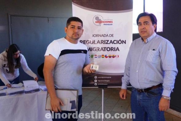 Entrega de carnet de admisión temporaria a un estudiante extranjero de la Carrera de Medicina durante una de las Jornadas de Regularización Migratoria organizada por la Dirección General de Migraciones en el local de la DGM en la ciudad de Pedro Juan Caballero. (Foto: Diego Lozano).