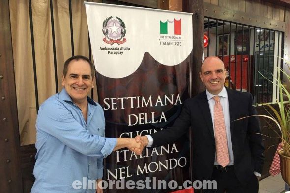 El Embajador de Italia en Paraguay Gabriele Annis visitó en el año 2017 al director de Shopping China Felipe Cogorno en Pedro Juan Caballero, Departamento de Amambay. Fue en el marco de la Semana de la Cocina Italiana en el mundo, celebrada igualmente en la terraza del país. (Foto: Embajada de Italia en Paraguay).