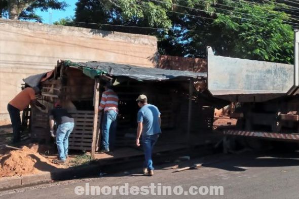 Fueron retiradas casillas improvisadas de vendedores de frutas que se encontraba sobre la vereda. Los vendedores podrán seguir trabajando de un forma más ordenada. (Foto: Gentileza).