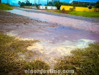 A pesar de que los dueños de los establecimientos aledaños a la ruta a Sanja Pytá lo niegan, esta toma muestra claramente las aguas servidas que son arrojadas a la vía pública contaminando el ambiente.