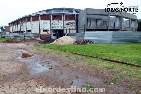 A pesar de la pandemia del Covid19 y las tormentas propias de la estación del año, continúan los trabajos de ampliación y reforma del Estadio Municipal de Pedro Juan Caballero. El contratista Aponte Latorre S.A. tiene el compromiso de entregar la obra terminada el 31 de Enero. (Foto: Diego Lozano para Ideas del Norte Consultora Publicitaria). 