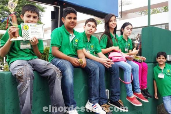 Alumnos integrantes de la Escuela de Ajedrez, en compañía del profesor abogado Edgar Cabañas y del Pte. del Comité de Educación, abogado Lauro Talavera Niz. (Foto: Cooperativa Multiactiva Mborayhu Ltda.).