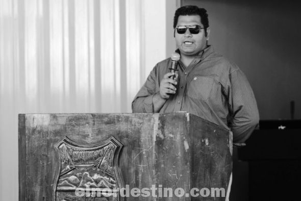 En representación de la Asociación de Vendedores de la Vía Pública hizo uso de la palabra Julio Villalba, quien expresó la importancia de la realización del sueño de poder formalizar las actividades de cientos de familias. (Foto: Diego Lozano).