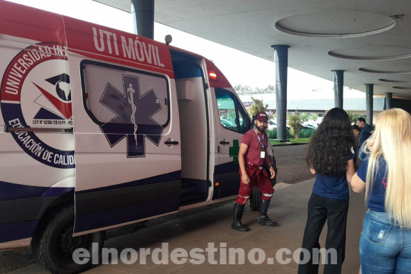 Universidad Central del Paraguay de Pedro Juan Caballero estableció un punto de apoyo y atención médica en Shopping China Importados y Planet Outlet, disponiendo en cada establecimiento una ambulancia para casos de emergencia. (Foto: Coordinación de Comunicación Institucional de UCP en Pedro Juan Caballero).