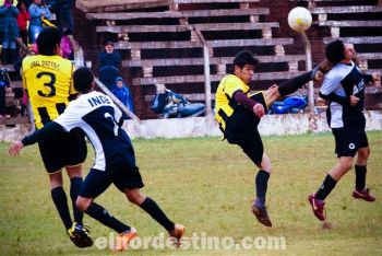 Algunos jugadores de General Díaz tratan a sus rivales con una tremenda brusquedad. Esta vez la víctima es José Núñez de INDE. Así se pueden lastimar mal entre colegas. (Foto: Diego Lozano).
