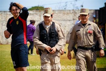 Los oficiales de la Policía Nacional tuvieron que intervenir como hacía mucho tiempo no ocurría en los partidos organizados por la Liga Deportiva del Amambay. (Foto: Diego Lozano).