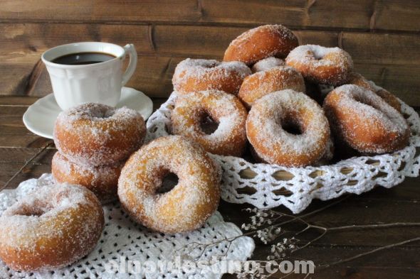 Estas recetas que se preparan rápidamente pueden ser la mejor manera de ocupar las tardes. Volver a los inicios, dejarse seducir por un postre impresionante es la excusa para preparar alguna de estas recetas de rosquillas caseras de la abuela.(Foto: Cocina Rica)