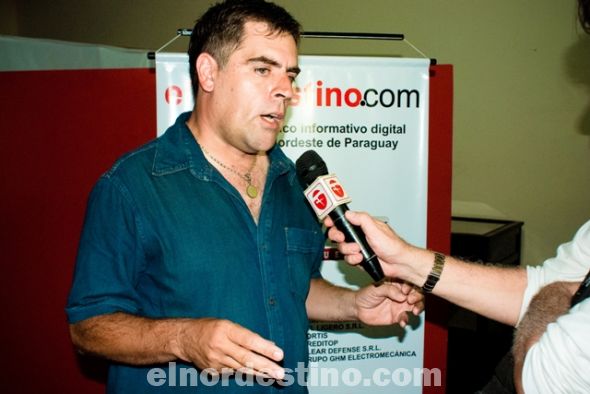 El reportero gráfico Diego Lozano comenta los alcances del Primer Periódico Informativo Digital cubriendo el Nordeste de Paraguay que fue presentado oficialmente a la comunidad pedrojuanina cumpliendo la Agenda Cultural organizada por el Departamento de Cultura por el 113er Aniversario de la ciudad. (Foto: Darío Benítez).