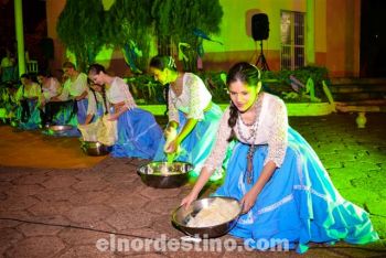 Además de la preparación de la danza, casualmente se adaptan coreografías y hasta una escenografía. En esta oportunidad la calle se convirtió en escenario para las bailarinas. . (Foto: Lázaro González).