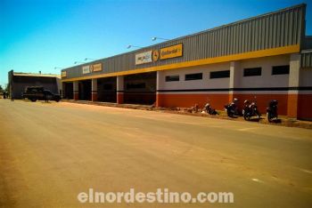 Desde el corredor que conecta la parte anterior y trasera del complejo comercial se puede ver mejor el frente del nuevo sector que en breve habilitará Mega Auto Centro. (Foto: Diego Lozano). 