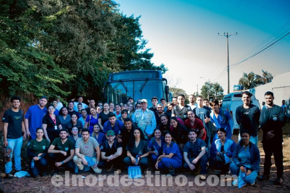 La Minga Ambiental consistió en la extracción de basura de los arroyos Marco Chorro y Leite’i, así como en visitas a las casas aledañas para generar conciencia entre los pobladores de la necesidad de mantener permanentemente higiene. (Foto: Asesoría de Prensa de UCP sede PJC).