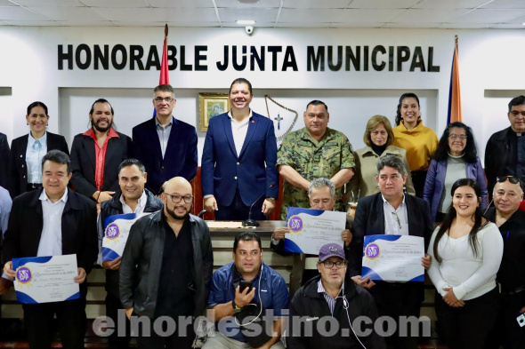El gobernador Juancho Acosta rindió un merecido homenaje póstumo a profesionales destacados que dedicaron sus vidas al periodismo,  una forma de reconocer el impacto y la importancia del trabajo que les cupo realizar. (Foto: Dirección de Comunicaciones de la Gobernación de Amambay).