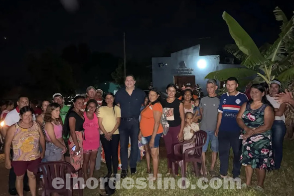 El gobernador de Amambay abogado Juan Silvino Acosta Benítez verificó los avances de la construcción del pozo artesiano en el asentamiento San Rafael de Pedro Juan Caballero. Al mismo tiempo visitó y compartió con los vecinos de la localidad. (Foto: Dirección de Comunicaciones de la Gobernación de Amambay).