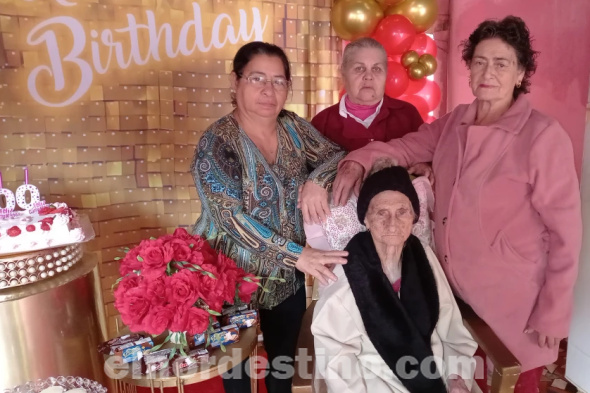 En Pedro Juan Caballero, doña Indalecia Galeano cumplió cien años de edad en el Día de las Madres y lo festejó junto a su familia