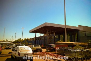 Desde el nuevo estacionamiento (ya habilitado) se puede apreciar mejor del modo que los vehículos pueden ser correctamente estacionados a pesar de los trabajos a terminar. (Foto: Diego Lozano). 