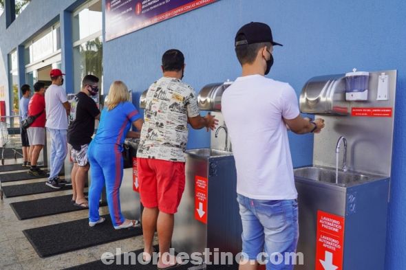 En el día de su reapertura se puede notar que muchos de los clientes se encontraban aguardando en la puerta principal para ingresar a la tienda; todos portaban tapabocas y realizaban el lavado de manos obligatorio en forma ordenada, respetando las disposiciones de la empresa. (Foto: Gacetilla de Shopping China).