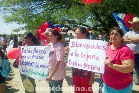En Fuerte Olimpo los pobladores se agolparon en oficinas improvisadas a comprar pasajes y enviar encomiendas. (Foto: Diario ABC Color).