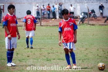 A sólo cinco minutos para el final, una violenta falta de Vicente Benítez Arce contra Edgar Alfonzo derivó en un tiro libre a favor del dueño de casa. La ejecución estuvo a cargo de Julio Benítez. (Foto: Diego Lozano).