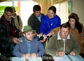 El concejal José Villalba (ANR) fue portavoz de su bancada. Sin mayores trámites anunció que Pablo Winckler (ANR) es el nuevo Vicepresidente. Faltaba saber quién sería el nuevo Secretario. (Foto: Diego Lozano).