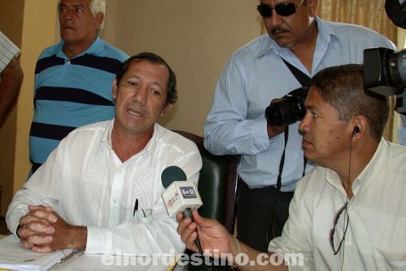 En la primera votación (que se produjo con Ricardo Sánchez e Ildefonso Villalba ausentes), el concejal Lino Galeano (UNACE) mencionó a viva voz el nombre de Evelio Mereles, a pesar de haber mocionado a Cristian Franco (ANR). Fue cuando la bancada de la ANR indignada se retiró, dejando sin quórum la sesión. (Foto: Diego Lozano).