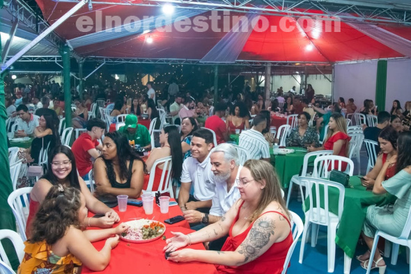La celebración de la Navidad en la residencia del empresario Carlos Bernardo fue una noche especial, marcada por sonrisas, abrazos y el verdadero espíritu navideño, reforzando nuestro compromiso con la comunidad y con la integración entre pueblos. (Foto: Asesoría de Prensa de UCP sede Pedro Juan Caballero).