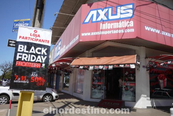 Mientras duró la feria de descuentos Black Friday Frontera 2016 las calles de Pedro Juan Caballero lucían muy concurridas de compradores. Los comercios que participaban de la promoción fueron beneficiados potenciando sus ventas durante el evento. (Foto: Diego Lozano)