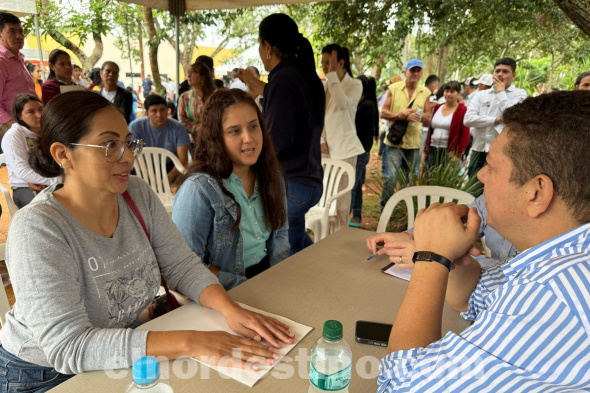 Juancho Acosta, acompañado del equipo de la Gobernación del XIII departamento, atendió a ochocientas veintiún personas en sus inquietudes y recogimos propuestas para seguir construyendo un mejor futuro para el Amambay. (Foto: Dirección de Comunicaciones de la Gobernación de Amambay).