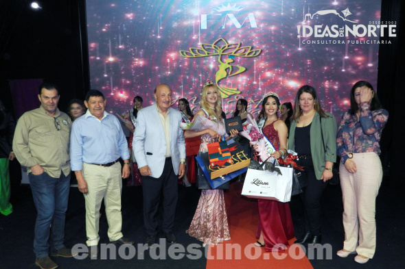 Se destacó la presencia en la Mesa de Jurado del presidente de la Asociación Rural del Paraguay Regional Amambay doctor César Rodríguez. Acompañado de directivos, de la Miss Expo Amambay 2024 y de la Vi Reina. (Foto: Diego Lozano para Ideas del Norte Consultora Publicitaria).