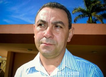 El Presidente Ildefonso Villalba Macián haría pesar su “voto doble”, dentro de la agrupación. Su expresión no puede disimular el fastidio por la falta de acuerdo. (Foto: Diego Lozano)