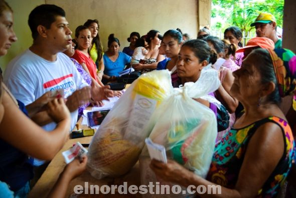 Durante la recorrida por los barrios periféricos de Pedro Juan Caballero, acompañados por especialistas con experiencia en cuestiones de Acción Social, se escucharon reclamos de vecinos y se distribuyeron alimentos no perecederos para aliviar la agobiante situación de los sectores más carenciados. (Foto: Prensa PLRA Amambay).