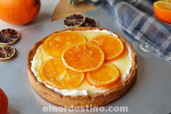 La tarta de queso va más allá de las famosas fundentes, descubre con esta de naranja y base de empanada una versión sorprendente y muy fácil de hacer. En España la tarta de queso es uno de los dulces que más gustan (Foto: Receta Fácil)