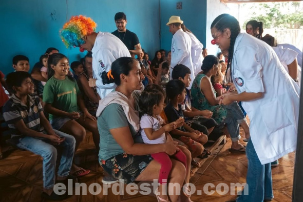 El Proyecto Solidario “Doctores de la Sonrisa”, compuesto por estudiantes de UCP sede Pedro Juan Caballero, realizó varias entregas de juguetes y donaciones en diversas localidades de la región, tanto en Paraguay como en Brasil. (Foto: Asesoría de Prensa de Universidad Central del Paraguay sede Pedro Juan Caballero).