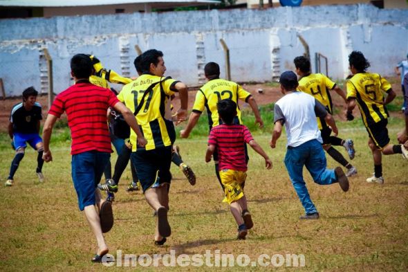 Los simpatizantes de General Díaz invadieron la cancha y junto a los jugadores fueron a felicitar al arquero Eduardo Franco que acababa de convertir su penal y así el aurinegro ganaba la definición 9 a 8. Esto le daba el derecho a jugar la final contra Aquidabán. (Foto: Diego Lozano).