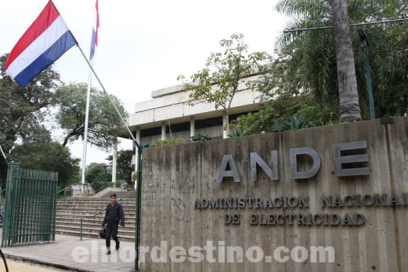 Los drones forman parte de los seis equipos adquiridos mediante una inversión total de novecientos millones de guaraníes. Mediante las referidas herramientas aéreas no tripuladas se podrán realizar relevamientos georreferenciados e interrelacionados de las redes eléctricas. (Foto: Administración Nacional de Electricidad).
