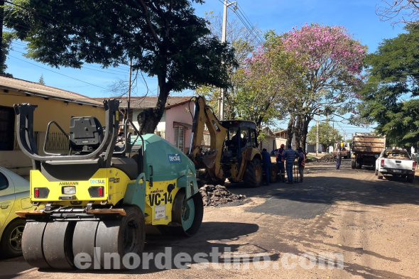 Municipalidad de Pedro Juan Caballero comenzó arreglo de calles céntricas destinando personal y maquinarias al trabajo de bacheo
