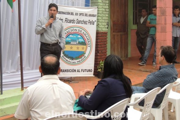 El Gobernador de Amambay Ricardo Sánchez Peña dijo que en su etapa de niñez la realizó en esa institución. Por esa razón tiene un sentimiento de aprecio y esa su deseo como reconocimiento y gratitud iniciar las actividades del año lectivo. (Foto: Secretaría de Comunicaciones Institucionales de la Gobernación del XIII Departamento de Amambay).