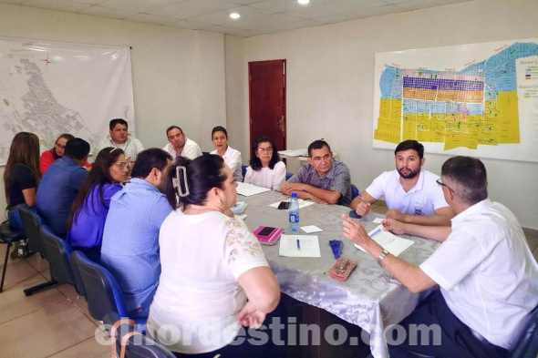 Integrantes de la Honorable Junta Municipal de Pedro Juan Caballero se reunieron con el intendente Acevedo Quevedo, quien realizó una exposición detallada de las obras que se están realizando en la ciudad y también las proyectadas. (Foto: Fanpage en Facebook de la concejal Larissa Winckler).