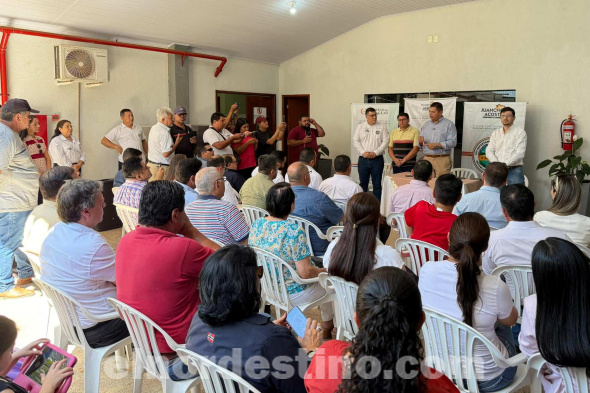 En la conferencia de prensa previa al acto, el gobernador de Amambay abogado Juan Silvino Acosta Benítez estuvo acompañado por algunas autoridades políticas e integrantes de su administración. (Foto: Dirección de Comunicaciones de la Gobernación de Amambay).