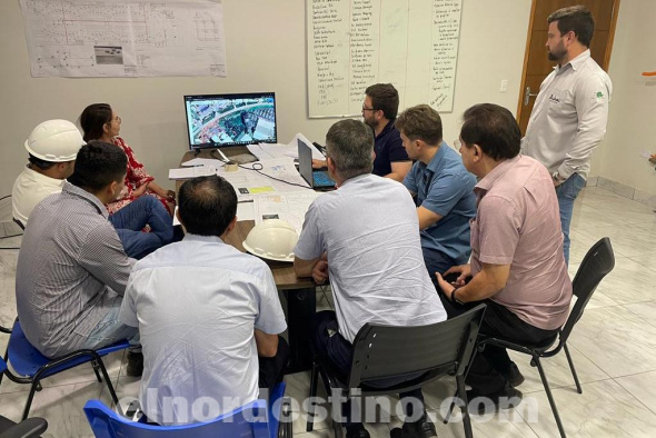 El intendente municipal de Pedro Juan Caballero licenciado Ronald Enrique Acevedo Quevedo acompañado del encargado de despacho de la comuna Claudio Marcelo Loreiro Martínez en una reunión con el equipo de trabajo de Shopping Dubai. (Foto: Municipalidad de Pedro Juan Caballero).
