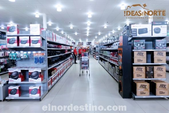 Planet Outlet seguirá siendo una muy buena elección a la hora de pasear y hacer compras. Con amplio estacionamiento, seguridad, y un enorme patio de comidas climatizado, locales y turistas eligen todo el año visitar el primer outlet de Paraguay. (Foto: Diego Lozano para Ideas del Norte Consultora Publicitaria).