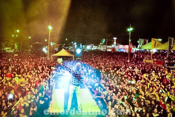 El cantante Michel Teló agradeció desde su página oficial en Facebook: Muchas gracias, Paraguai! Show lindo! (Foto: Michle Teló Oficial en Facebook).