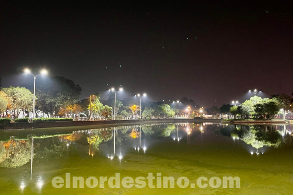 Una buena iluminación para plazas públicas marca la diferencia, ya que no solo hace que los lugares sean más atractivos, sino que también los hacen más seguros. Este factor es responsable de impulsar el turismo. (Foto: Municipalidad de Pedro Juan Caballero).