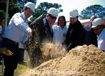 El Diputado Nacional Pedro González no disimula la alegría de poder ver convertido uno de sus anhelos en realidad. Junto a otros directivos del IPS en el momento de dar la palada inicial. (Foto: Diego Lozano). 