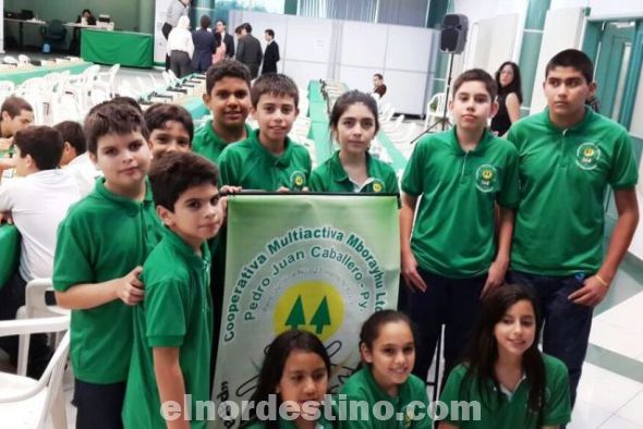 Alumnos integrantes de la Escuela de Ajedrez, en compañía del profesor abogado Edgar Cabañas y del Pte. del Comité de Educación, abogado Lauro Talavera Niz. (Foto: Cooperativa Multiactiva Mborayhu Ltda.).