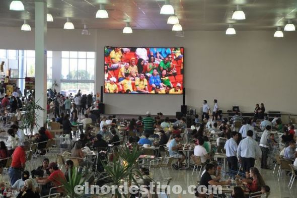 Shopping China de Pedro Juan Caballero instaló una TV LED de dimensiones descomunales en su patio de comidas