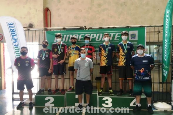 La pareja fronteriza integrada por Andrés Kenta Yanagihara Miura y Matheus Alberto Rodríguez Lesme consiguió el Primer Puesto como Modalidad Dupla Categoría 12 a 14 años en los Jogos Escolares da Juventude de MS desarrollados en la capital del estado Campo Grande, Brasil. (Foto: Gentileza).