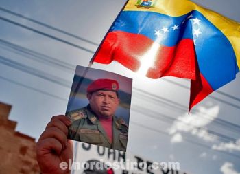 Mientras algunas encuestas dan ganador al presidente Hugo Chávez, de 58 años, con marcada ventaja sobre Henrique Capriles, de 40 años, otras destacan el crecimiento sostenido del opositor. (Foto: EFE).